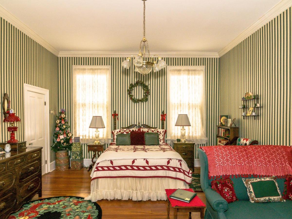 Holly House Of 3*