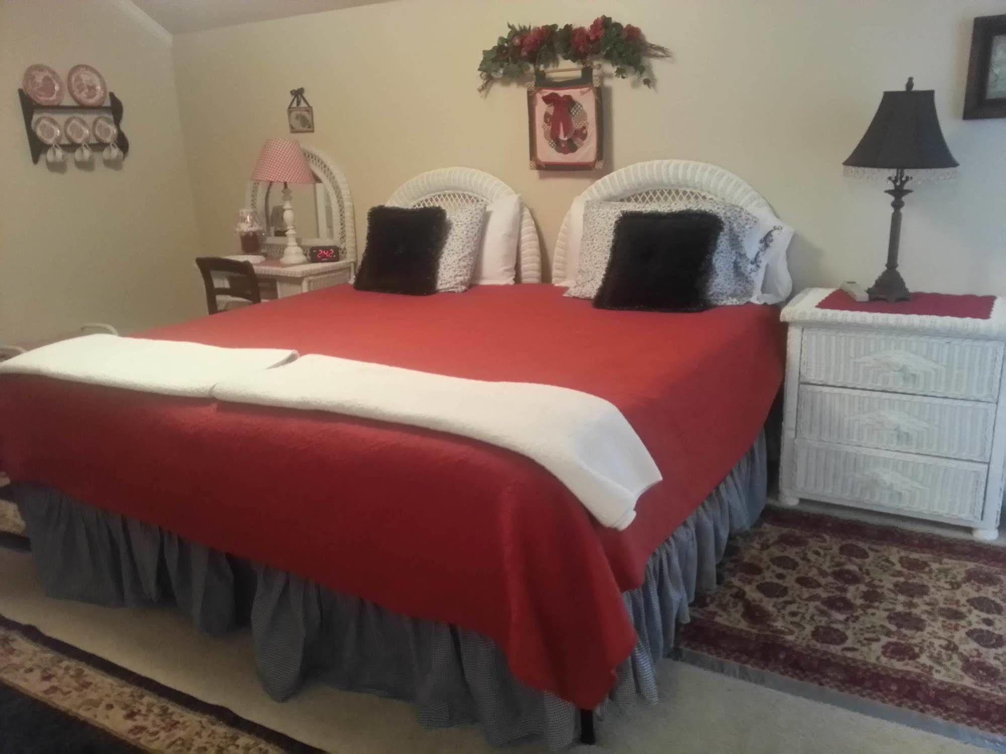 Holly House Of 3*