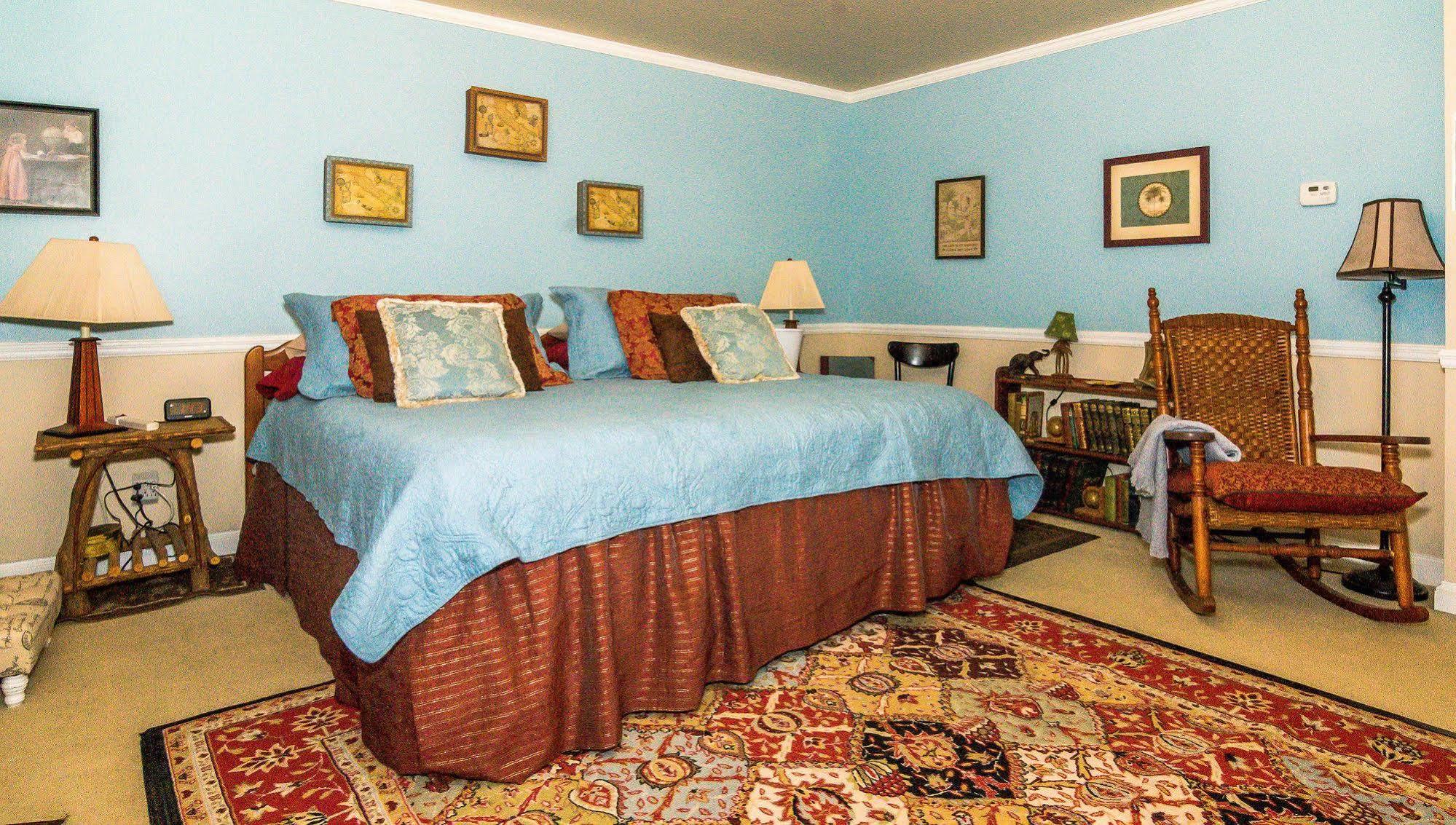 Holly House Of 3*