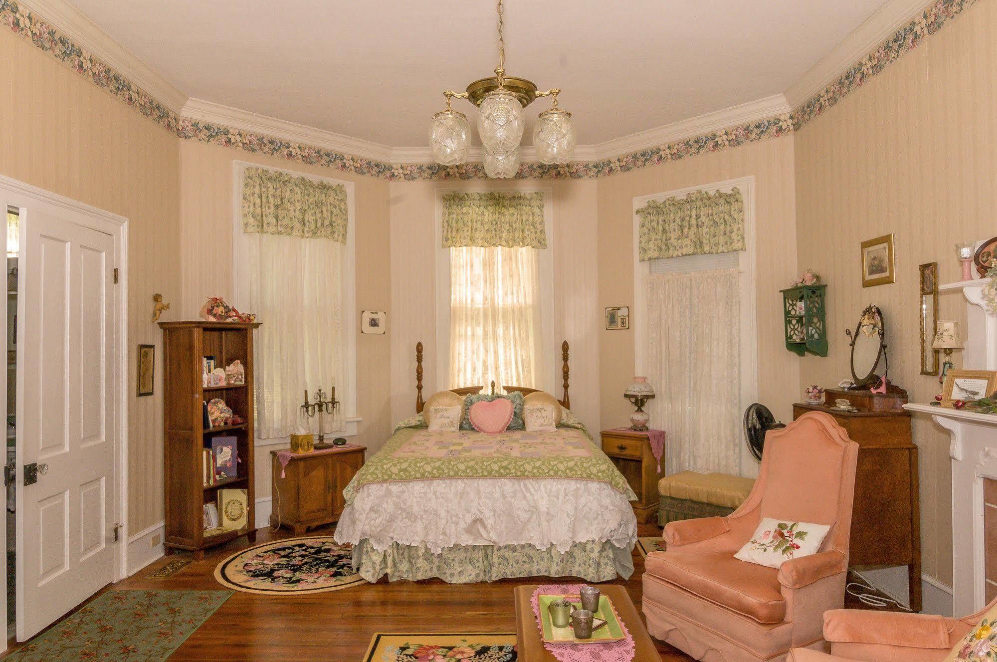 Holly House Of Bed and breakfast